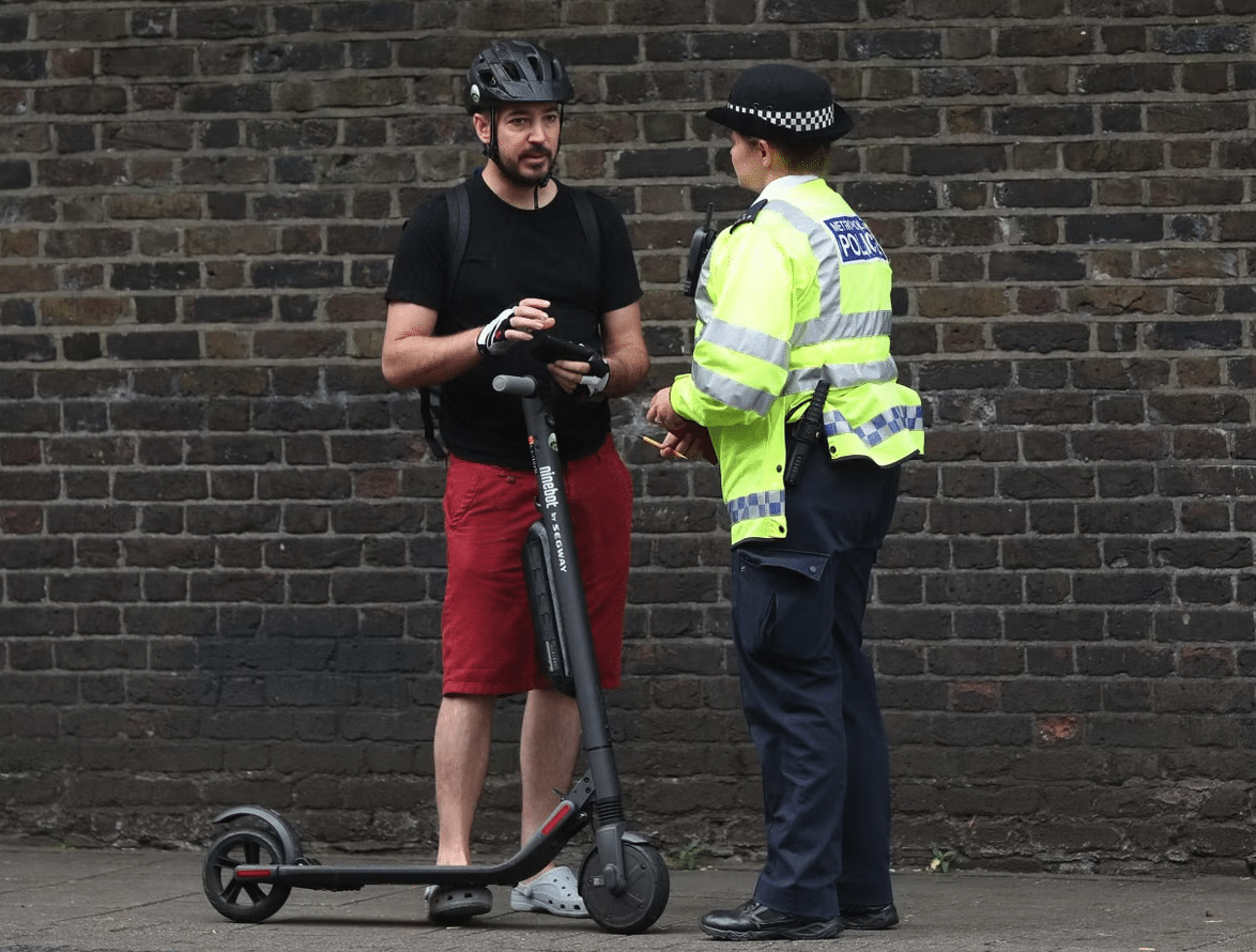 Policia multando a conductor de patinete eléctrico