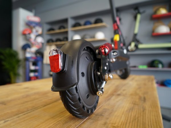 Motor y rueda de un patinete de cerca