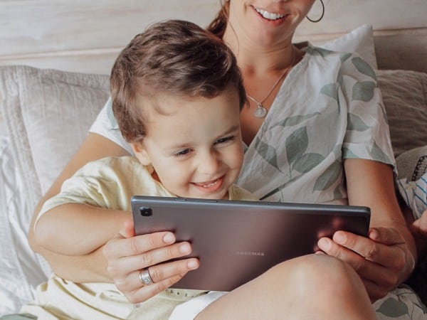 Madre e hijo usando una tablet