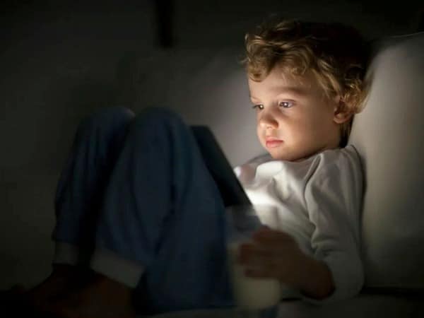 Luz y resolución de pantalla de una tablet infantil