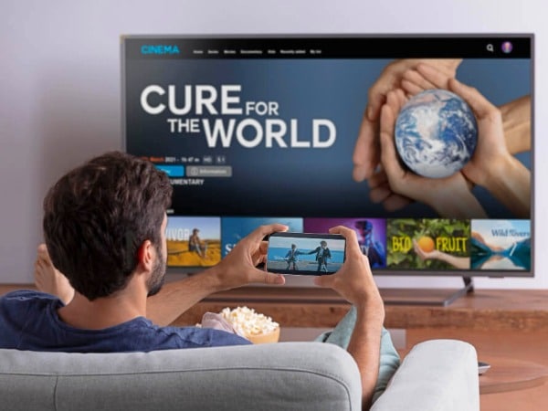Viendo una Smart Tv conectada al movil