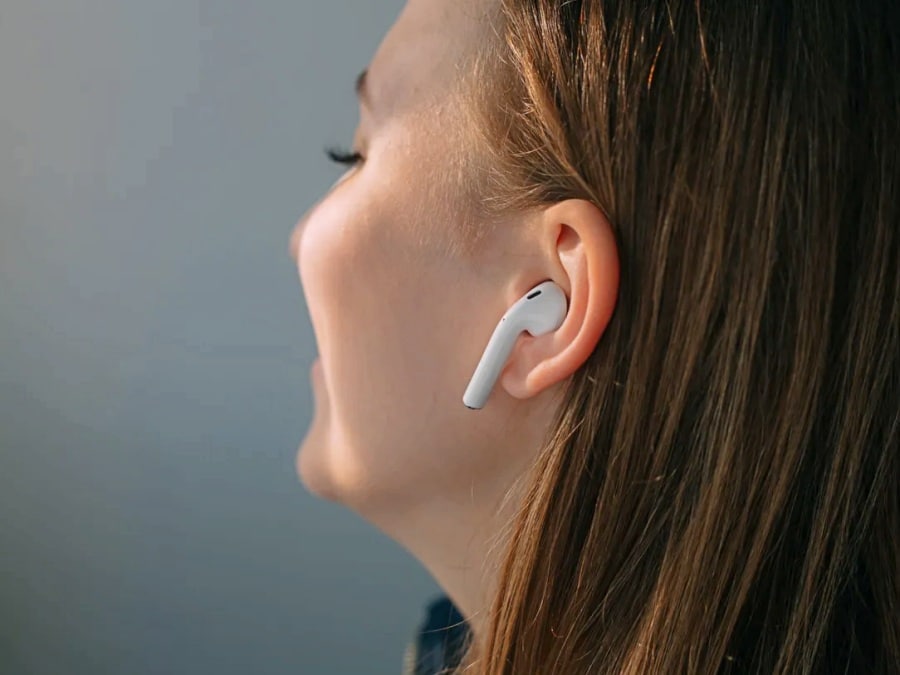 Chica usando auriculares inalámbricos in ear